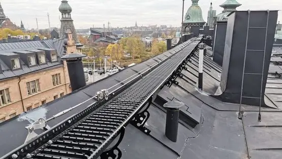 Taksäkerhet Stockholm med vajersystem och räcke